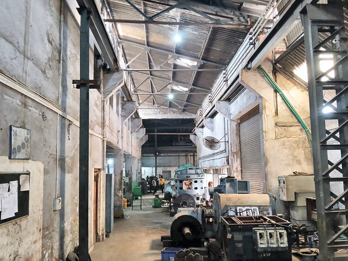 Repair bay with overhead crane